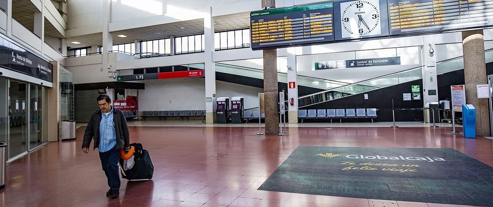 Una persona transita con su maleta por el vestíbulo de la estación de ferrocarril de Ciudad Real en la tarde de ayer.