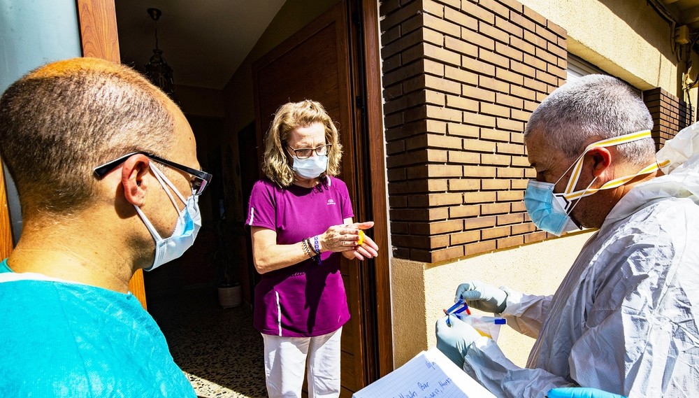 Gortázar (derecha) y el médico de Horcajo, Francisco Rodríguez del Río, visitan uno de los hogares donde están realizando las pruebas con las esponjas.
