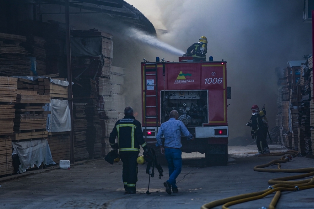 Aparatoso incendio en una empresa de madera de Ciudad Real