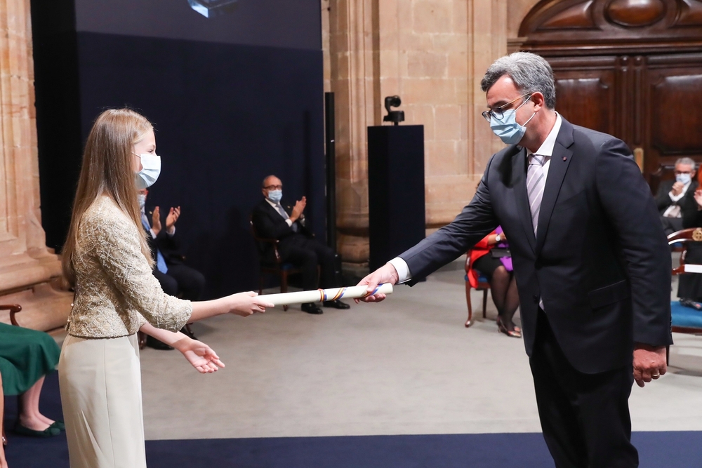 La Princesa Leonor (i) hace entrega a Emmanuel Candés del Princesa de Asturias a la Investigación Científica y Técnica  / JOSÉ JIMÉNEZ