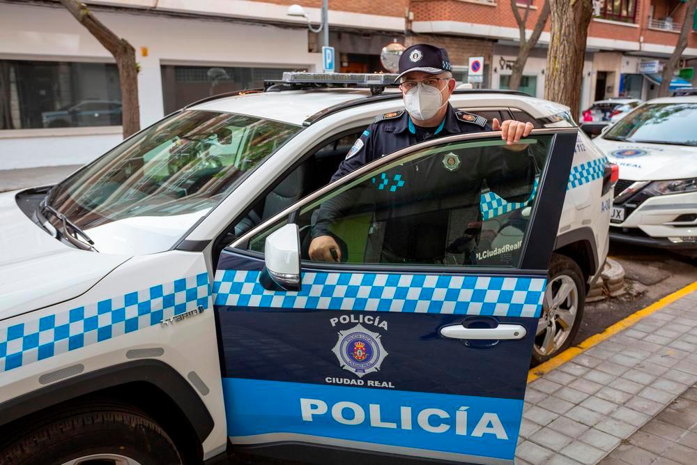 El jefe de la Policía Local de Ciudad Real se dispone a subir a uno de los vehículos patrulla