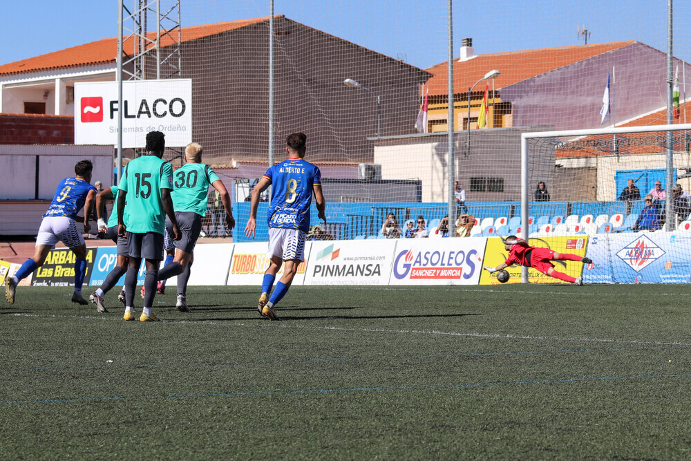 Nacho Huertas marca de penalti el único gol del Yugo.