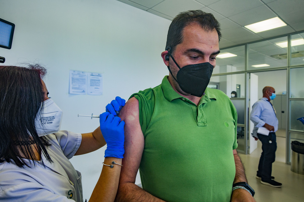La vacunación a menores de 50 arranca en España en Bolaños