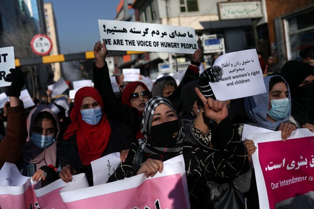 Las mujeres protestan en Kabul contra la discriminación