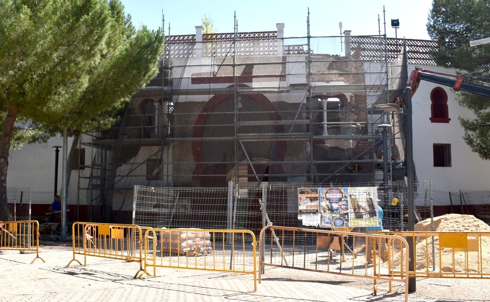 La puerta principal de la plaza de toros, en obras 