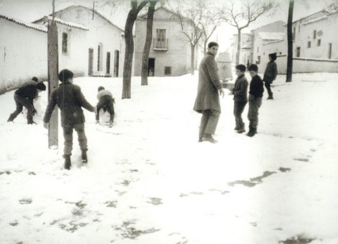 Niños jugando en la plaza de Olías del Rey en 1940.
