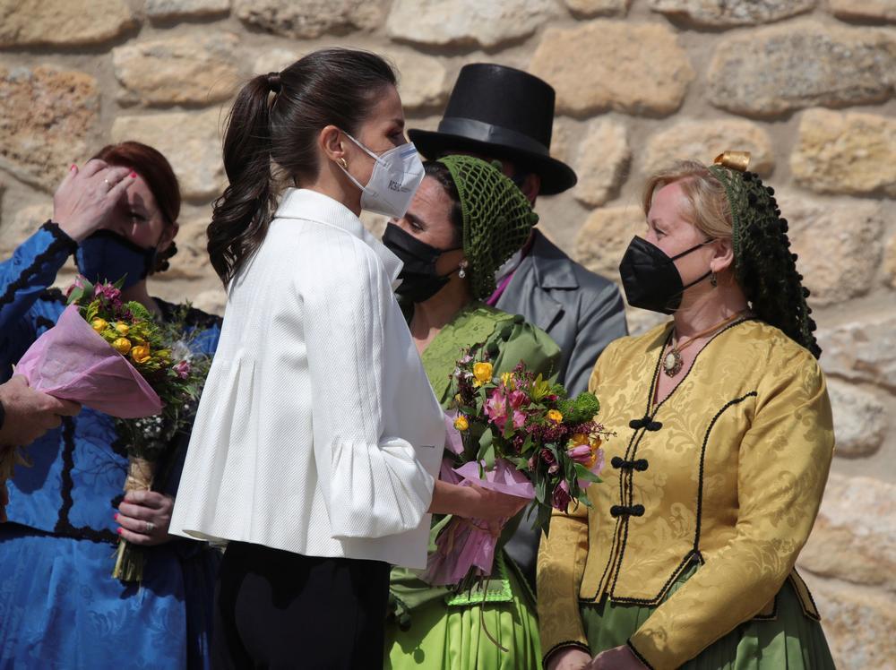 Doña Letizia recibe unas flores a su llegada a la localidad natal de Goya.