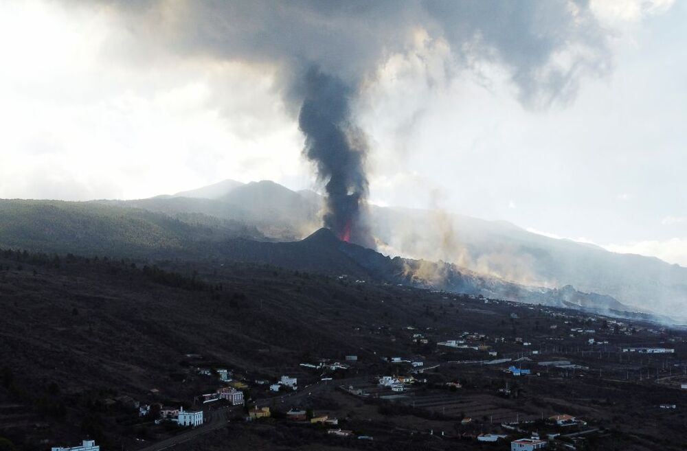 La columna de humo se eleva más de cuatro kilómetros de altura