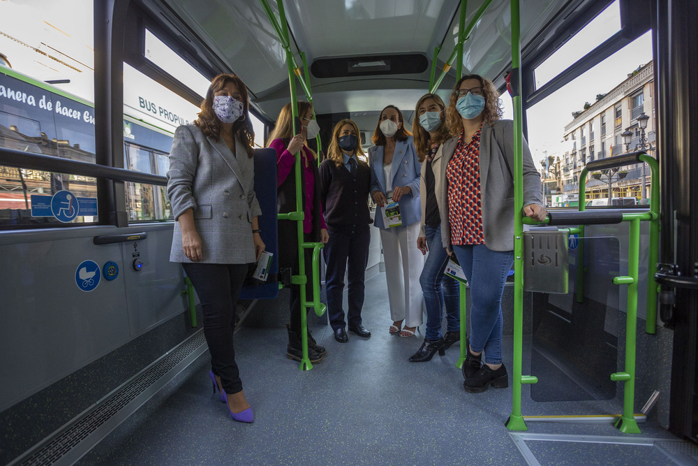 Los miembros del Equipo de Gobierno, dentro de uno de los autobuses.