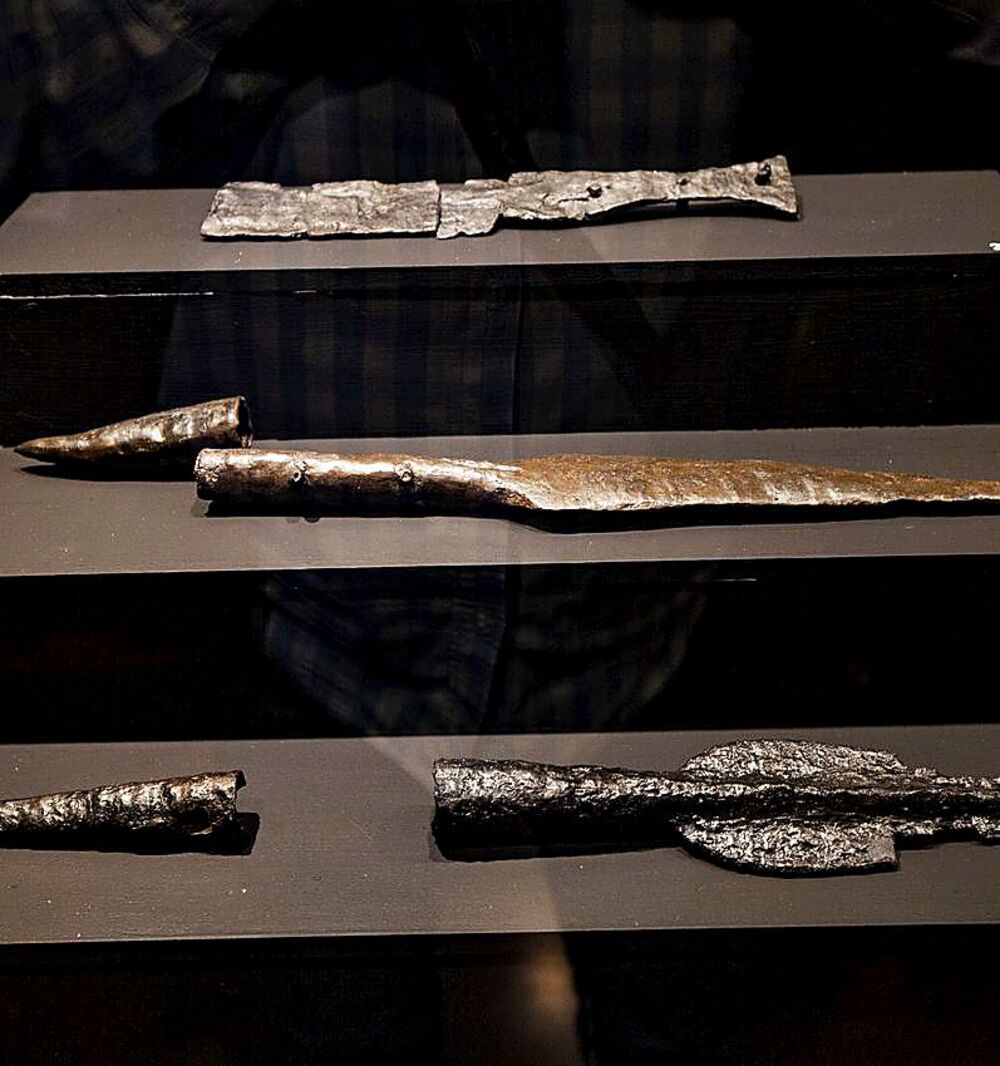 Puntas de lanza y flecha y una espada expuestas en el Museo Provincial en la muestra 'La Caza'.