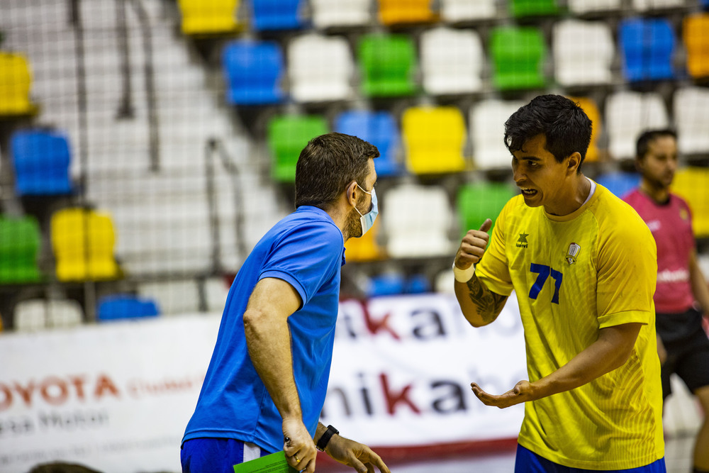 Santi Urdiales dialoga con su jugador Diego Reyes.