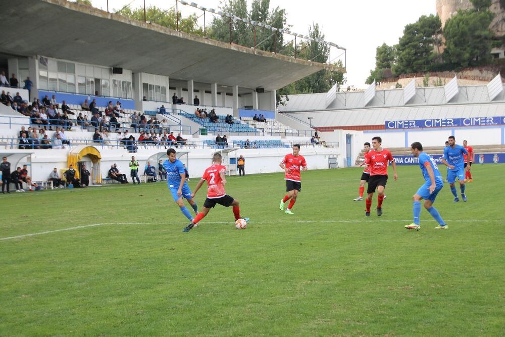 Rubén Escobar intenta despejar un balón.