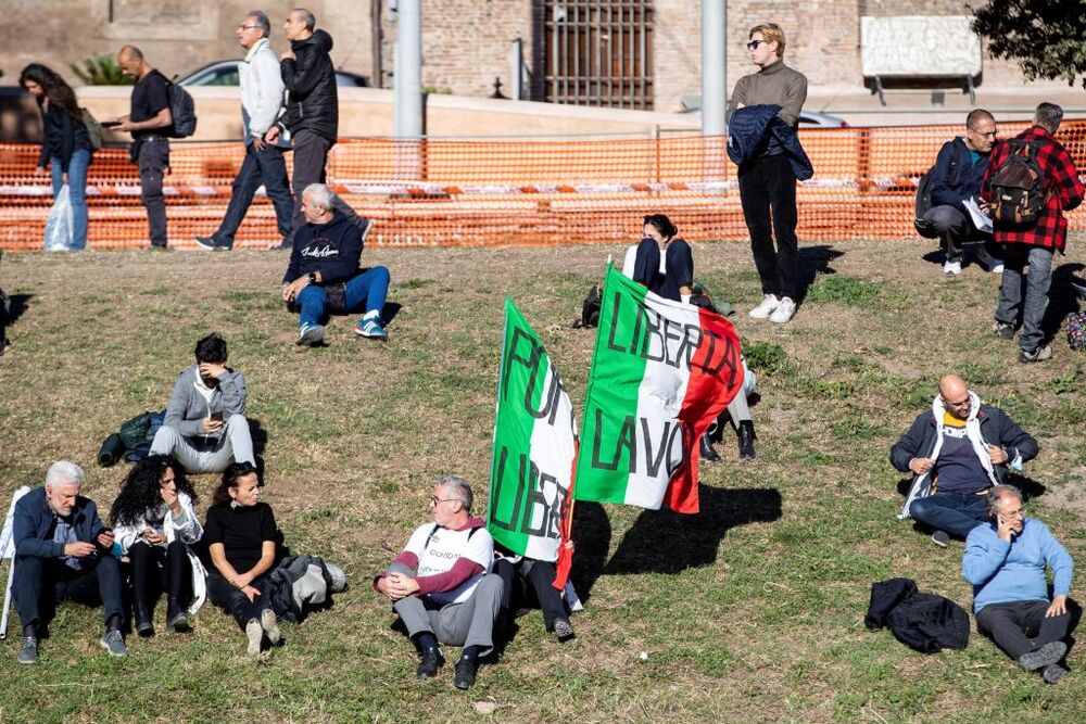 No Green Pass demonstration in Rome  / MASSIMO PERCOSSI