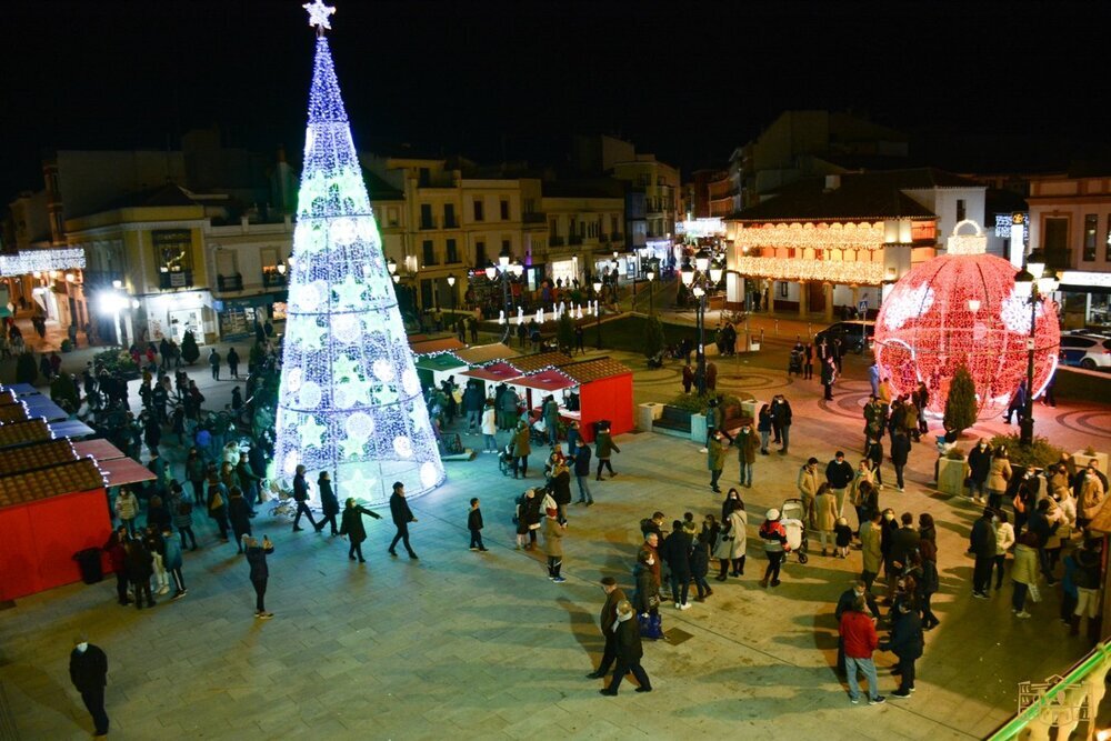 Imágenes del acto de la inauguración del alumbrado navideño por parte de las autoridades locales de Tomelloso.