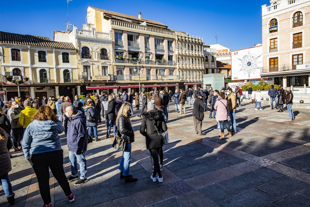 coronavirus, pandemia, manifestación de la hostelerÁ­a y bares en la Plaza Mayor, policÁ­a vigilando la concentración de los dueños y trabajadores de los bares  / RUEDA VILLAVERDE