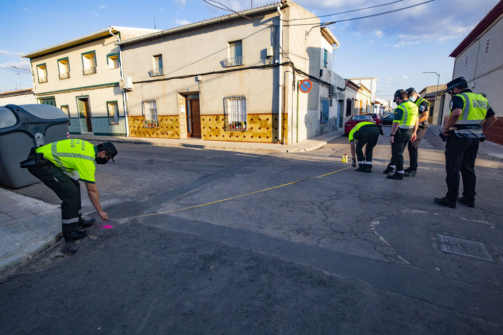 reconstrucción del accidente mortal en Argamasilla de Alba con 3 fallecidos o trés muertos a cargo de la Guardia Civil  de Reconstrucción de accidentes ERAT, con familiares del fallecido Gonzálo en el lugar del acciddnte, accidednte mortal con 3 muert  / RUEDA VILLAVERDE