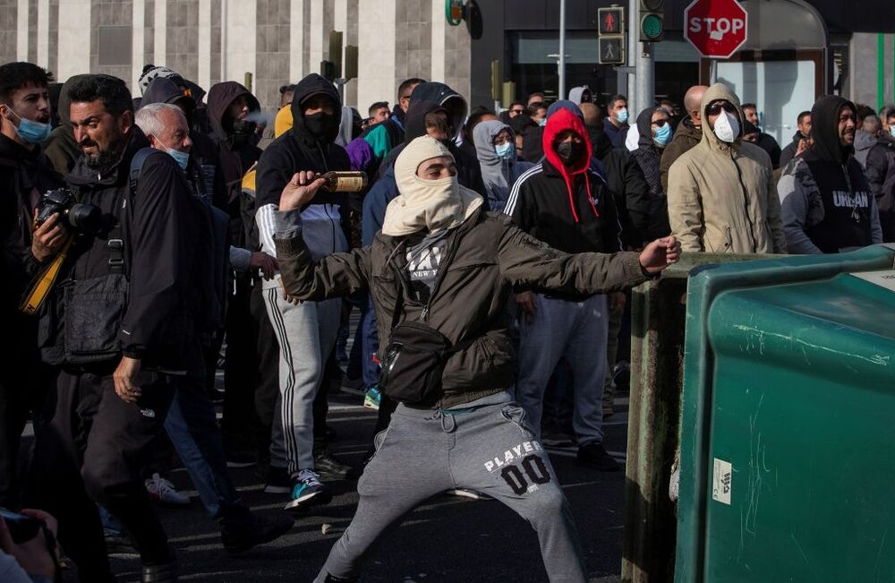Enfrentamientos entre policÁ­a y trabajadores en protesta del metal en Cádiz