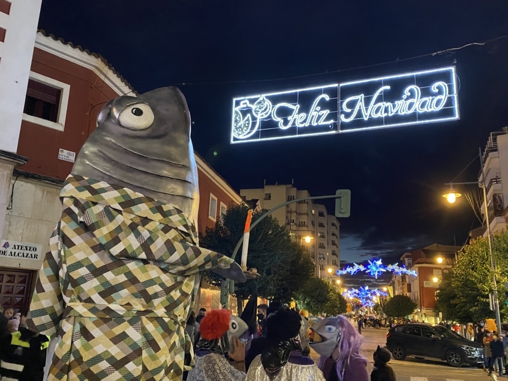 El entierro de la sardina despide el carnaval más complicado
