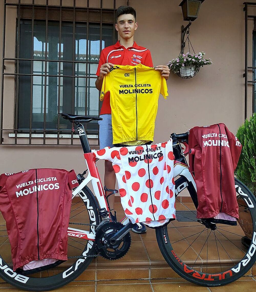 Manuel Sanroma, con los maillots de campeón que obtuvo en la Vuelta a los Molinicos.
