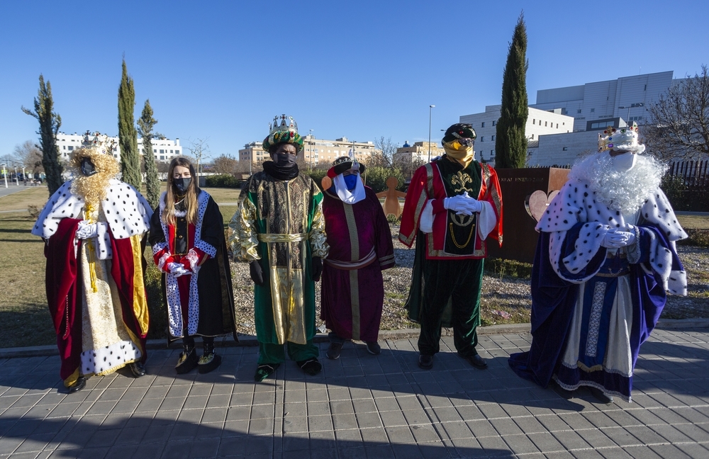 Los Reyes Magos inician su recorrido en tren el Hospital  / TOMÁS FERNÁNDEZ DE MOYA
