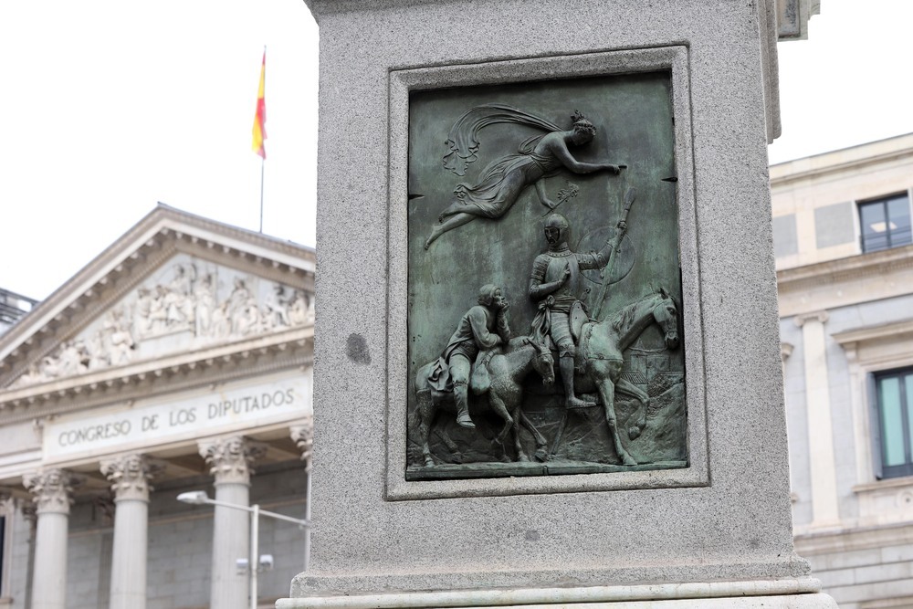 Delante del Congreso hay una estatua a Cervantes y en el pedestal hay placas con escenas del Quijote. Debajo apareció una cápsula del tiempo con cuatro tomos de la novela