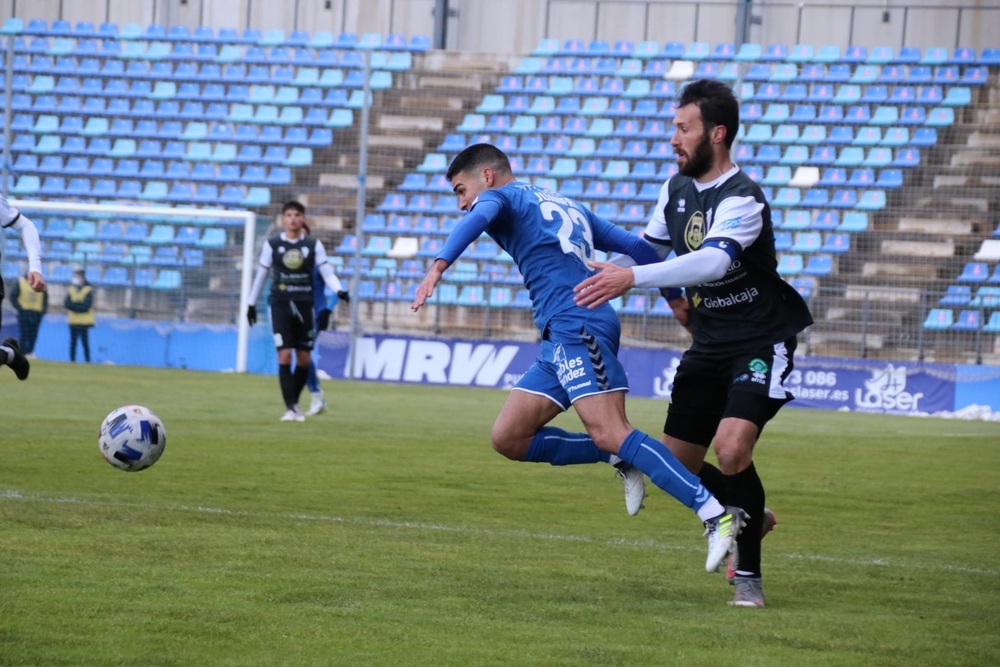 Rafa García evita la progresión del local Juanfri.