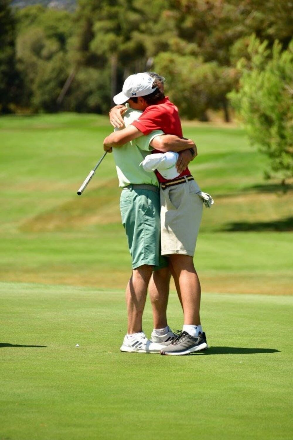 Gonzalo se abraza a su padre tras proclamarse campeón de España infantil.