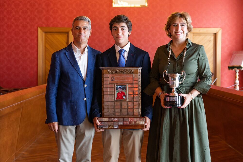 Gonzalo Rodríguez posa con sus padres y los trofeos de campeón en la recepción que le brindó el Ayuntamiento de Tomelloso.