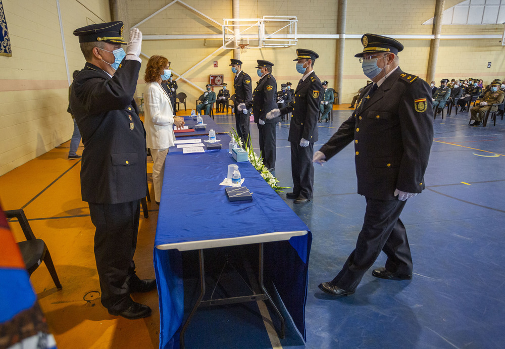 Imagen de la entrega de las condecoraciones; el comisario jefe se dispone a hacer entrega de la cruz al mérito policial al inspector jefe Tomás Astilleros