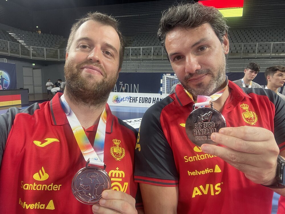 Jabato (derecha) y su compañero en el cuerpo técnico, Álex Mozas, con sus medallas de bronce.
