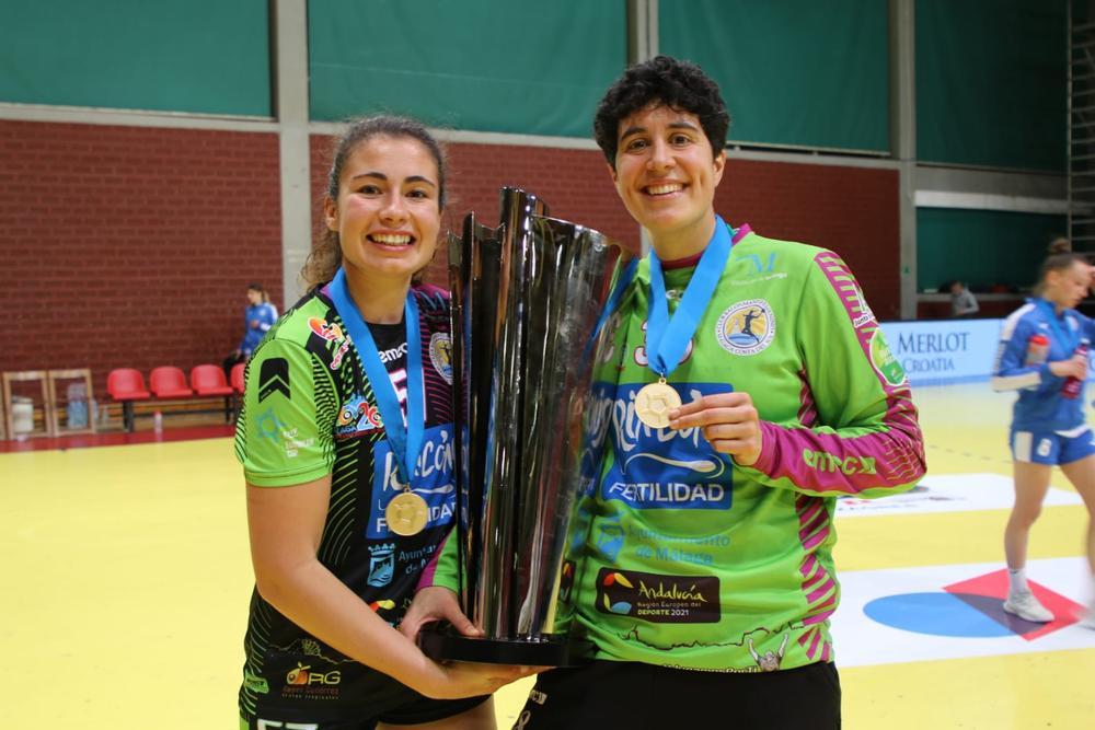 Rocío Rojas (izquierda) y Merche Castellanos, con el trofeo continental.