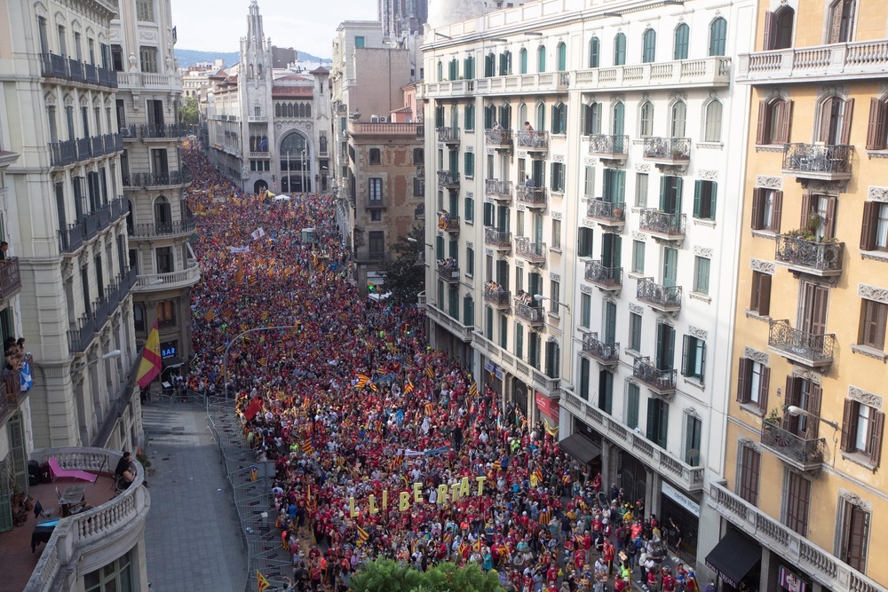 Miles de personas y poca distancia en la marcha de la Diada