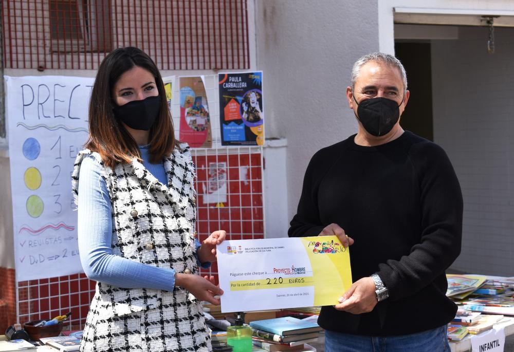 La Biblioteca Municipal entrega 220 euros a Proyecto Hombre