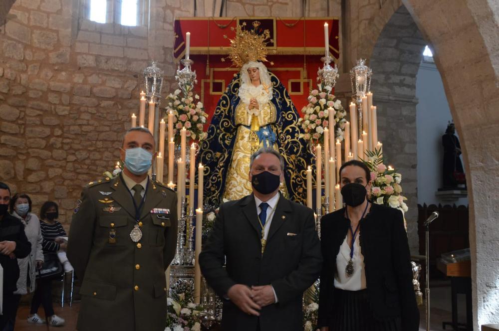 El hermano mayor de la Hermandad de Nuestra Señora de los Dolores con el teniente coronel Santiago Rubio y la concejala Eva María Masías