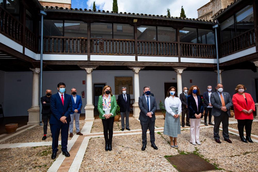 Pilar Zamora, Emiliano GarcÁ­a Page, y Jose Manuel caballero, inaguran en el museo López Villaseñor la exposición Ciudad Real VI centenario una Ciudad en la Historia con la Carta Puebla original expuesta exposición 600 años de la fundación de Ciudad  / RUEDA VILLAVERDE