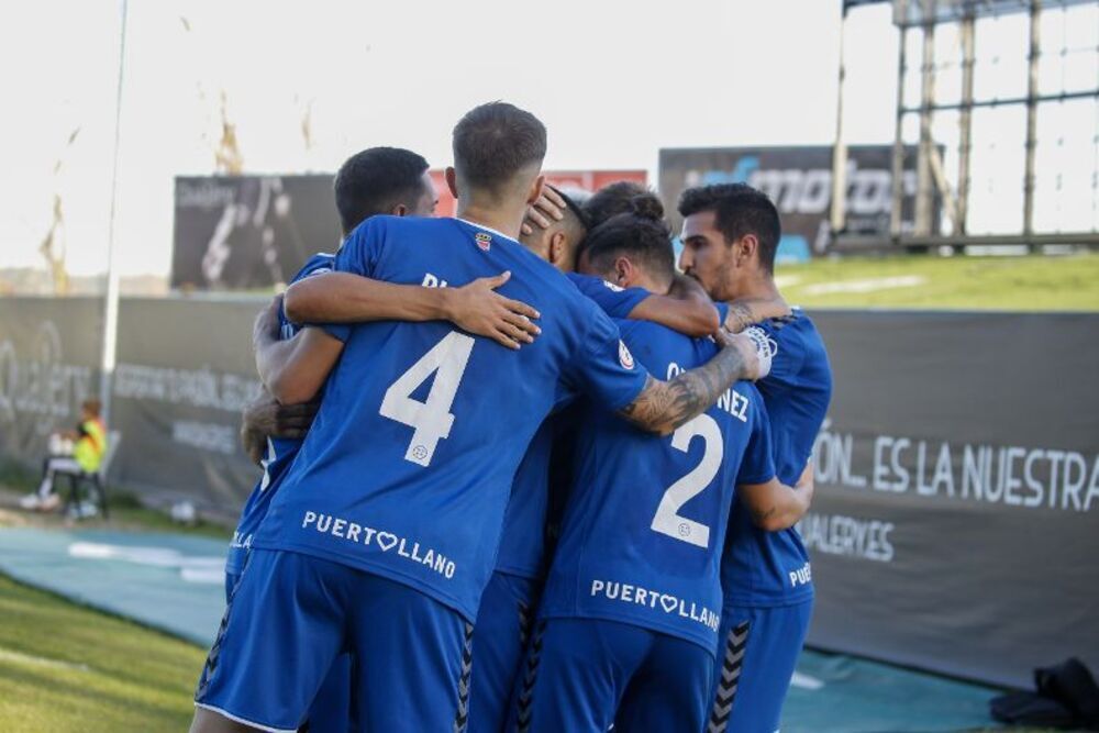 Los jugadores visitantes celebran uno de los goles.