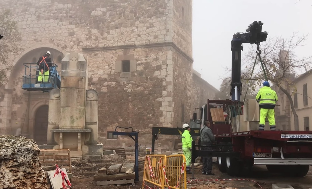 Santa Cruz de Mudela retira la Cruz de los Caídos