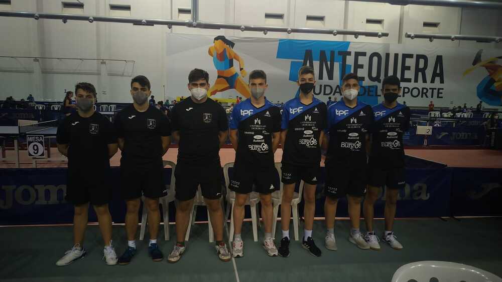 Jugadores del Alarcos Temesa Ciudad Real (a la izquierda), en un partido ante el equipo de Burgos.