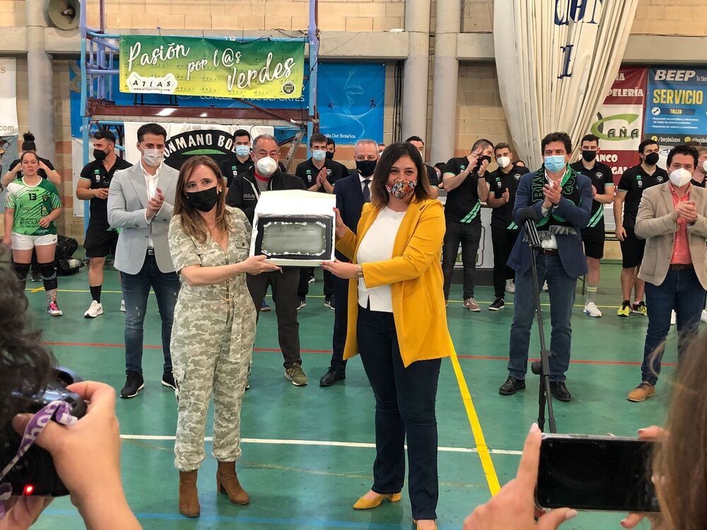 El BM Bolaños recibió la Placa al Mérito Deportivo de la Junta, que recibió su presidenta, Ana Almansa, de manos de la viceconsejera Ana Muñoz.. 