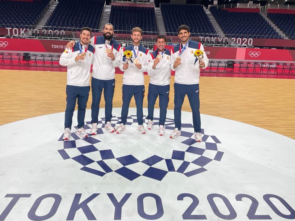 Jesús Rivilla (segundo por la derecha), con los otros manchegos de los 'Hispanos', entre ellos el ciudadrealeño Miguel Sánchez (a la derecha), con el bronce olímpico de Tokio. 