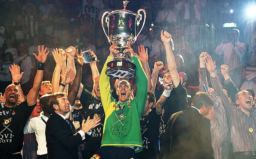 Hombrados levanta el trofeo de la Liga de Campeones 2008 en Kiel (Alemania). 