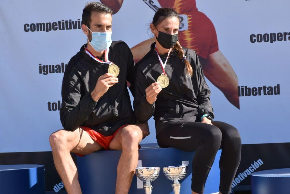 Los dos atletas de Membrilla del equipo Cárnicas Serrano posan en el podio con sus medallas.