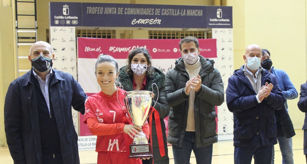 Mariajo, capitana del Almagro FSF, recoge el trofeo de subcampeón.