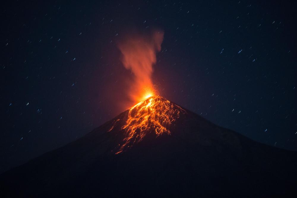 Volcán de Fuego en erupción  / ESTEBAN BIBA