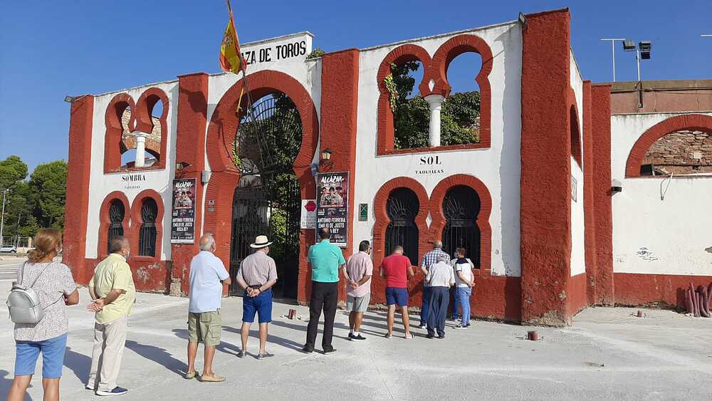 Colas para adquirir entradas de la feria taurina