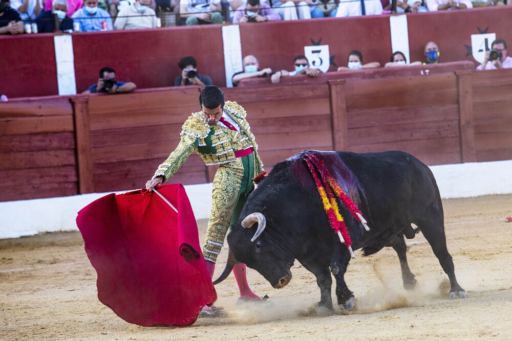 corrida de toros en Alcazar de San juan con los toreros  Antonio Ferreras, Emilio de Justo vestido verde y Roca Rey  / RUEDA VILLAVERDE
