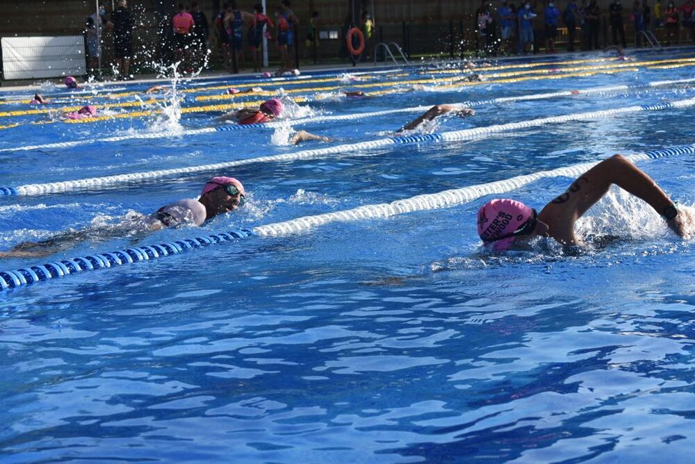 Un grupo de nadadores, en el segmento de natación.