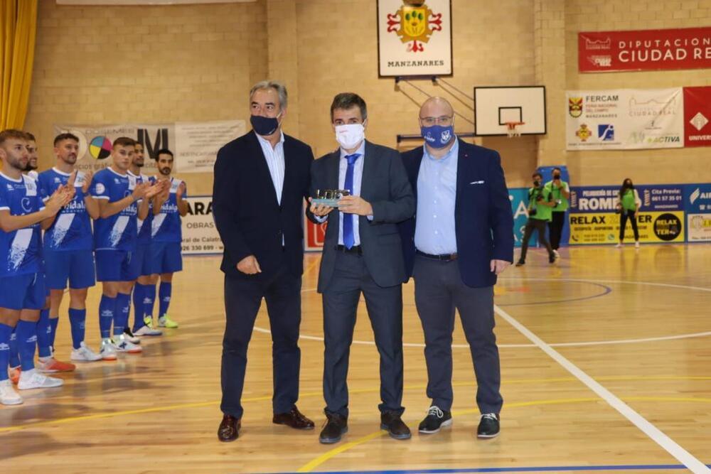 Juanlu Alonso, entre Javier Lozano (izquierda) y Manuel del Salto, con el premio al mejor técnico de Segunda División correspondiente a la pasada campaña..