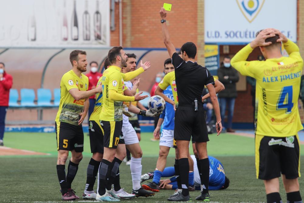 El árbitro muestra amarilla a Xabi Irureta en la acción del penalti sobre Jacinto (en el suelo).