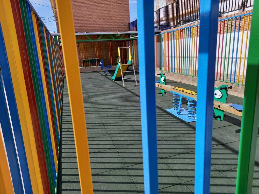 Carrizosa instala un nuevo parque infantil 